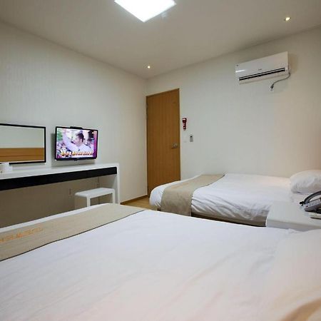 Ewha Hotel Jeju Bagian luar foto