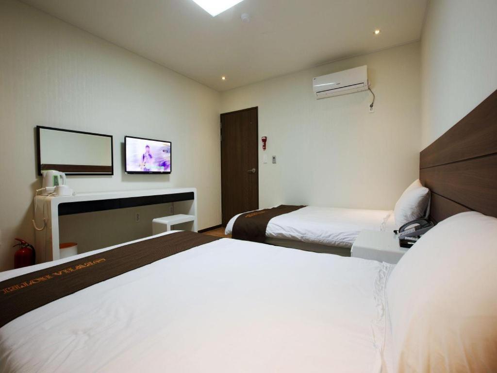 Ewha Hotel Jeju Bagian luar foto