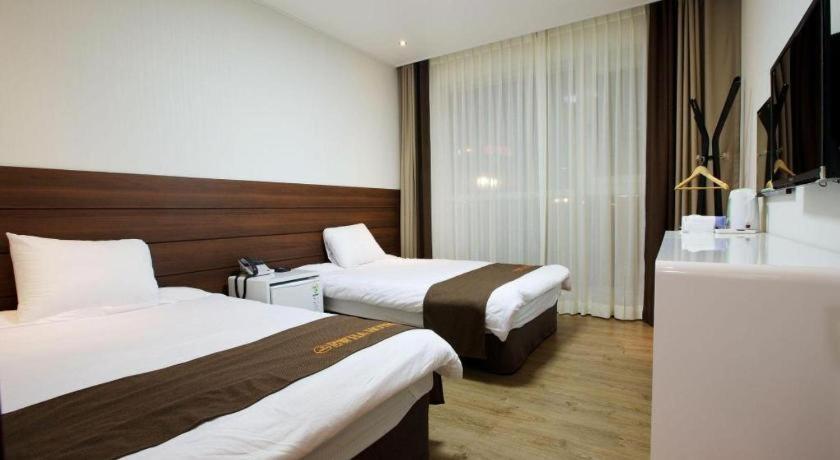 Ewha Hotel Jeju Bagian luar foto