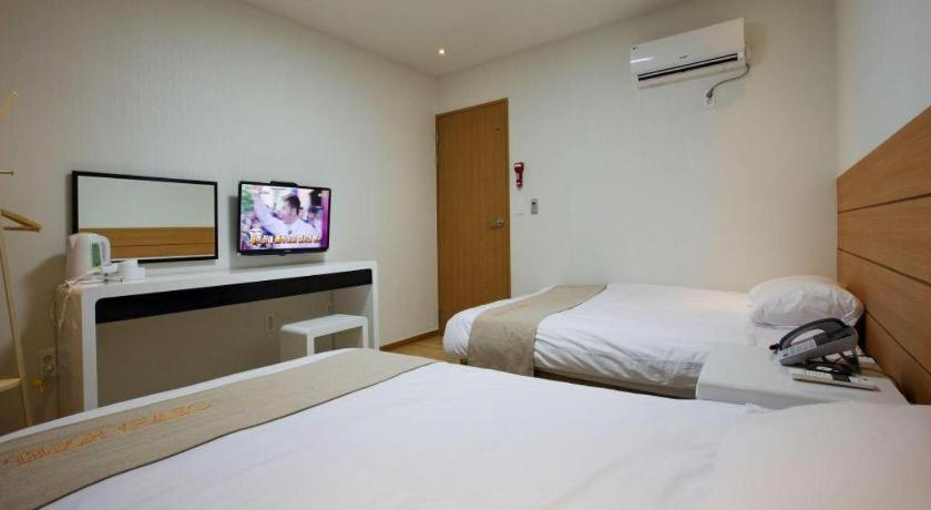 Ewha Hotel Jeju Bagian luar foto