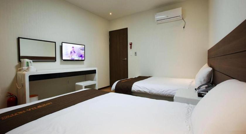 Ewha Hotel Jeju Bagian luar foto