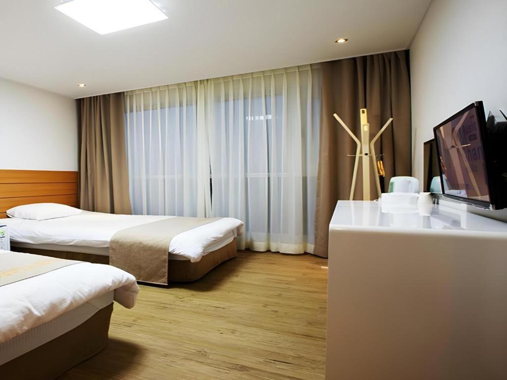 Ewha Hotel Jeju Bagian luar foto